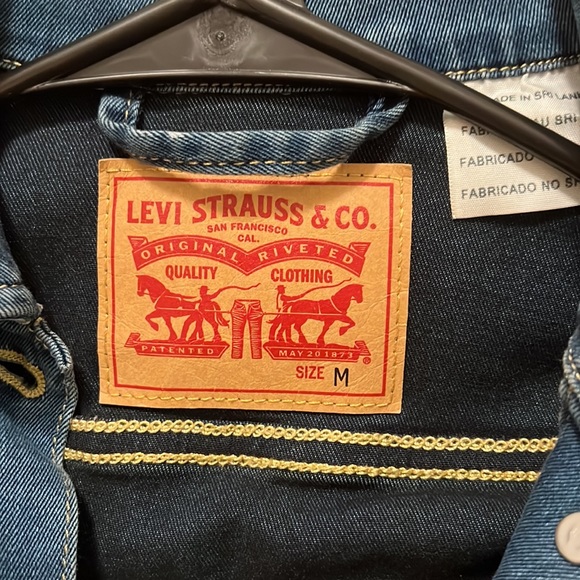 Comfy Levi’s denim jacket - Picture 2 of 2
